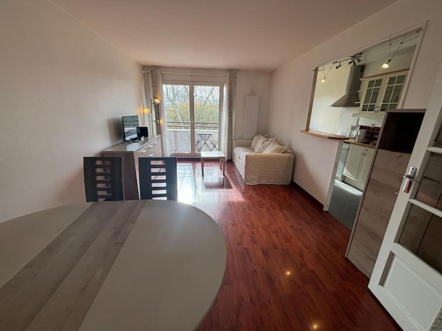 F3 Avec Balcon 5 Min Gare Sqy Et Parking Gratuit Apartment Guyancourt Bagian luar foto