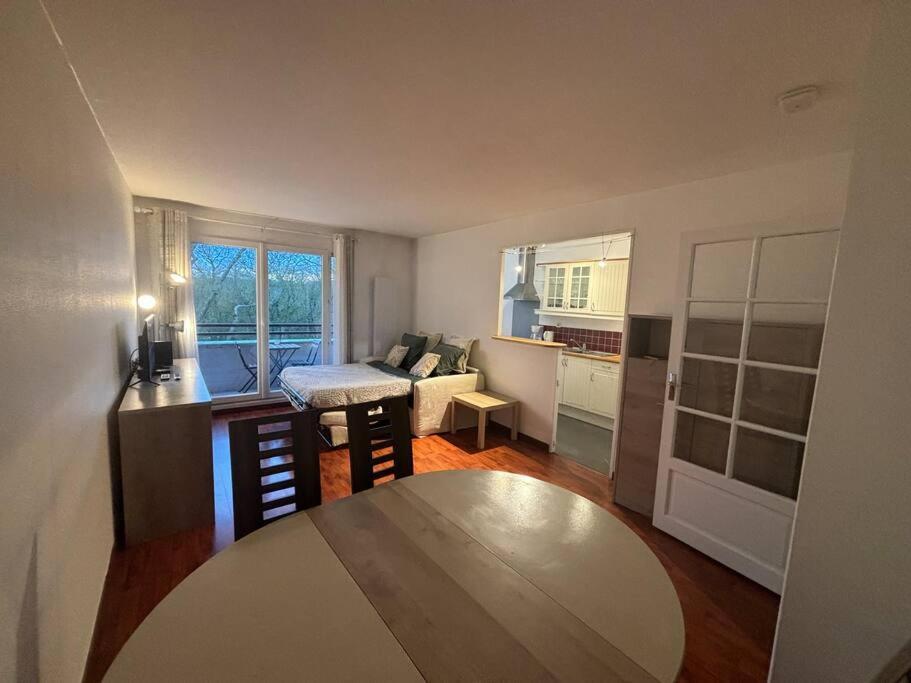 F3 Avec Balcon 5 Min Gare Sqy Et Parking Gratuit Apartment Guyancourt Bagian luar foto